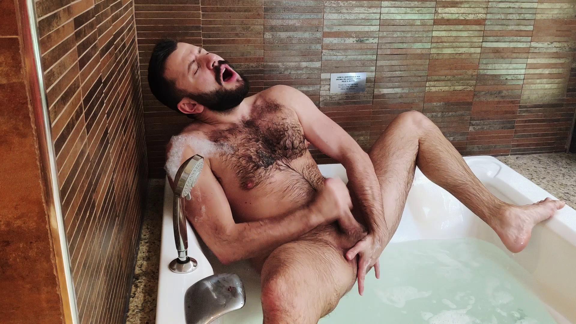 Leo Grin Jacuzzi Solo - Gay Porn - Raw Fuck Club