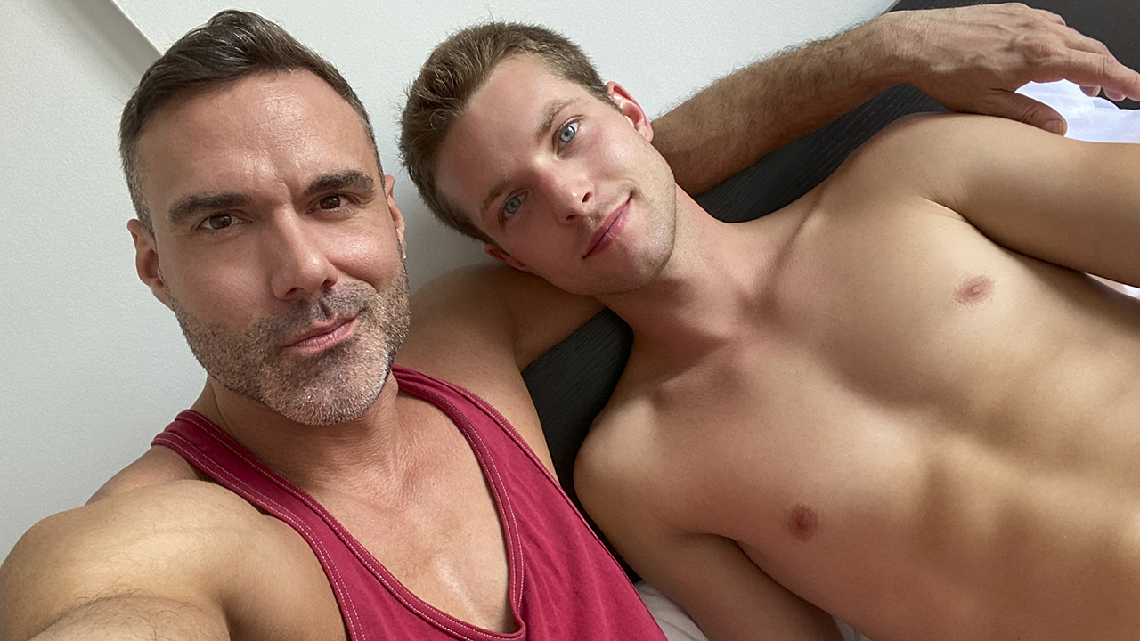 Benjamin Blue and Manuel Skye - Making Quick Money - Gay Porn photo pic pic