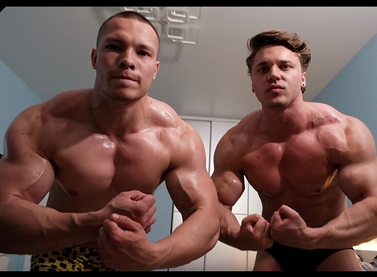 Жақсы ұйықтап жатқан жігітке арналған жұмсақ минет